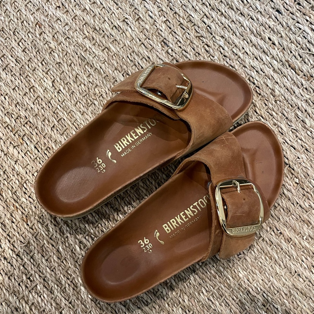 Birkenstock’s Madrid in brown leather with gold buckle. In perfect condition!